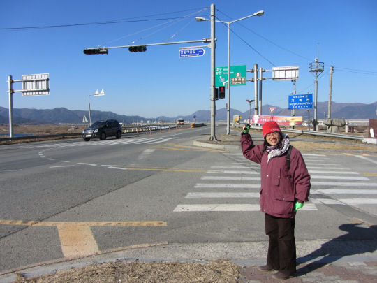 良洞民俗村 江邊的高速公路旁的巴士站下車