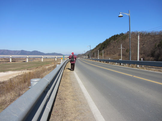 沿火車軌旁看不到盡頭的馬路一直向前走往良洞民俗村