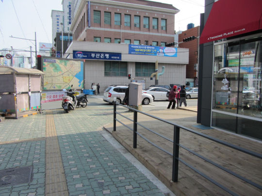 沿馬路走往釜山博物館和釜山文化會館