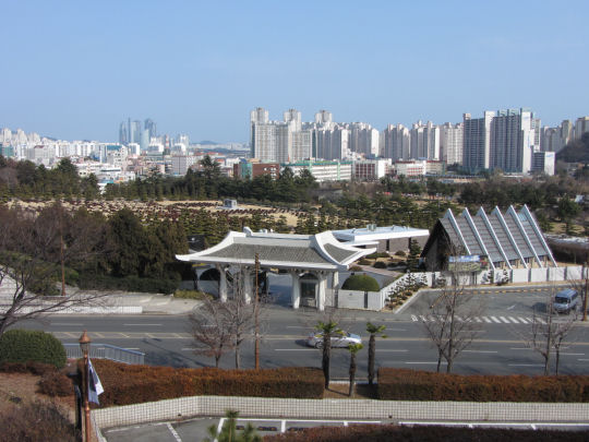 釜山文化會館平台俯瞰山坡下UN 紀念公園