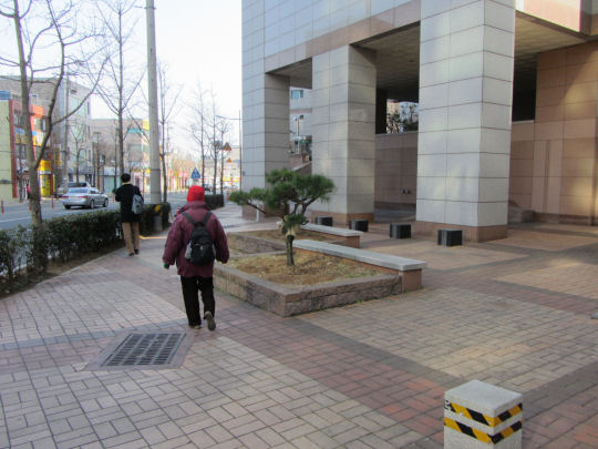 沿街道走往廣安里海水浴場