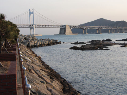 廣安里民樂洞海濱眺望釜山廣安大橋