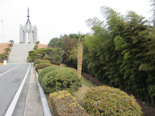 一直向上步行釜山中央公園忠魂塔