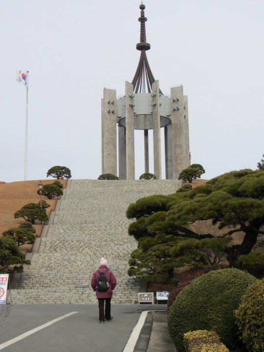 抵達釜山中央公園忠魂塔下