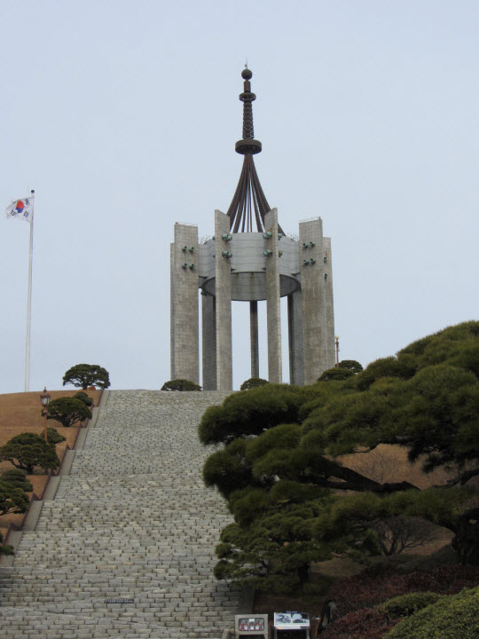 走上百多級石階才到達釜山中央公園忠魂塔