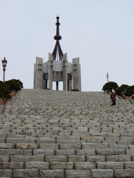 釜山中央公園忠魂塔 Z 型石階設計
