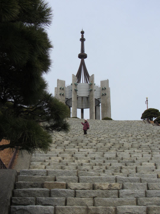 釜山中央公園忠魂塔 Z 型石階設計