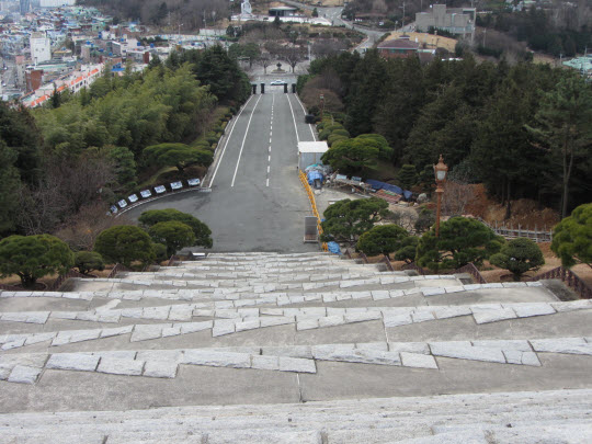 釜山中央公園忠魂塔 Z 型石階設計