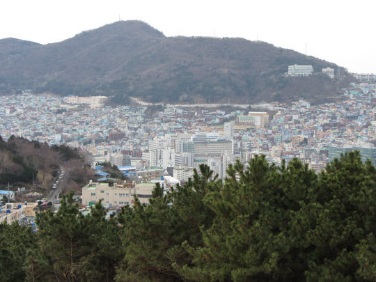 釜山中央公園忠魂塔俯瞰釜山市區景色