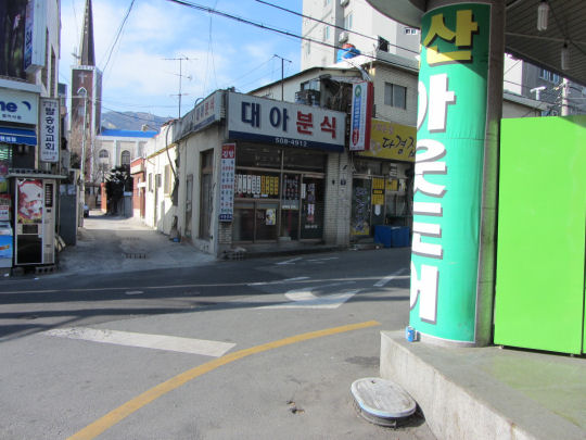 從地鐵梵魚寺站3號出口走上街道