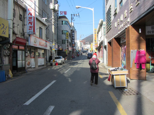 離開地鐵梵魚寺站 沿街道走往巴士站